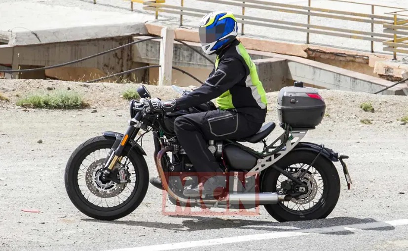 Upcoming Triumph Bonneville Bobber-spy shot
