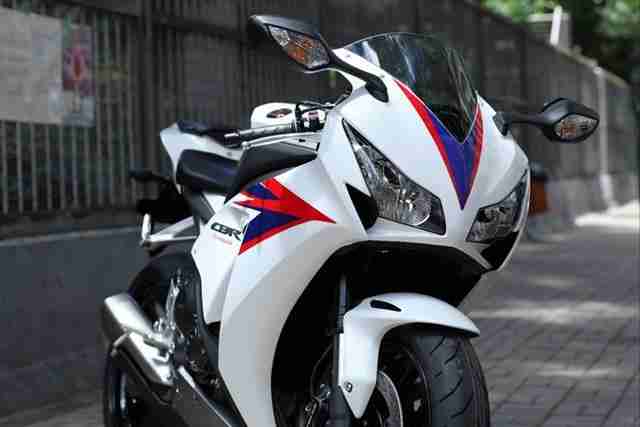 Honda CBR1000RR Fireblade 2012 chính thức trình làng