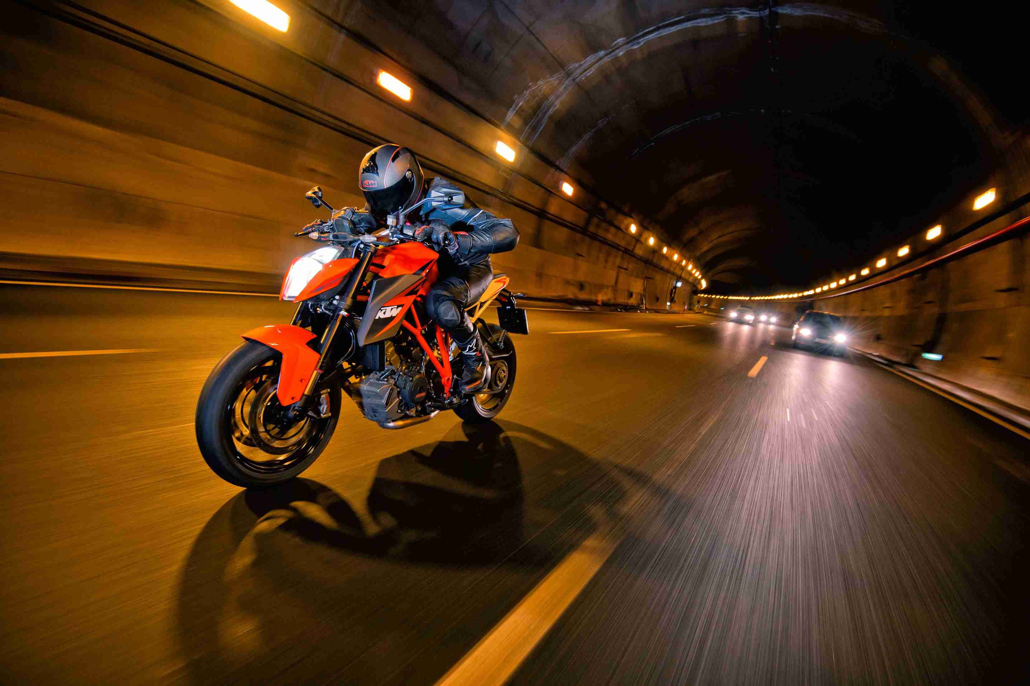 Мотоцикл едет по дороге. KTM super Duke 1290. KTM Superduke 1290 r. КТМ Дюк 750. Мотоцикл оранжевый KTM 1290.