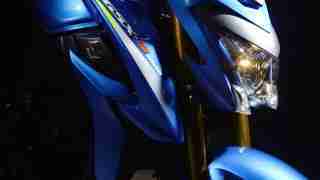 Suzuki GSX-S1000 headlight and tank