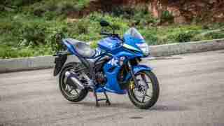 Suzuki Gixxer SF images - front right view