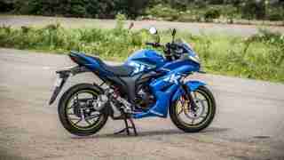 Suzuki Gixxer SF images - rear three quarter view