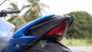 Suzuki Gixxer SF images – brake light