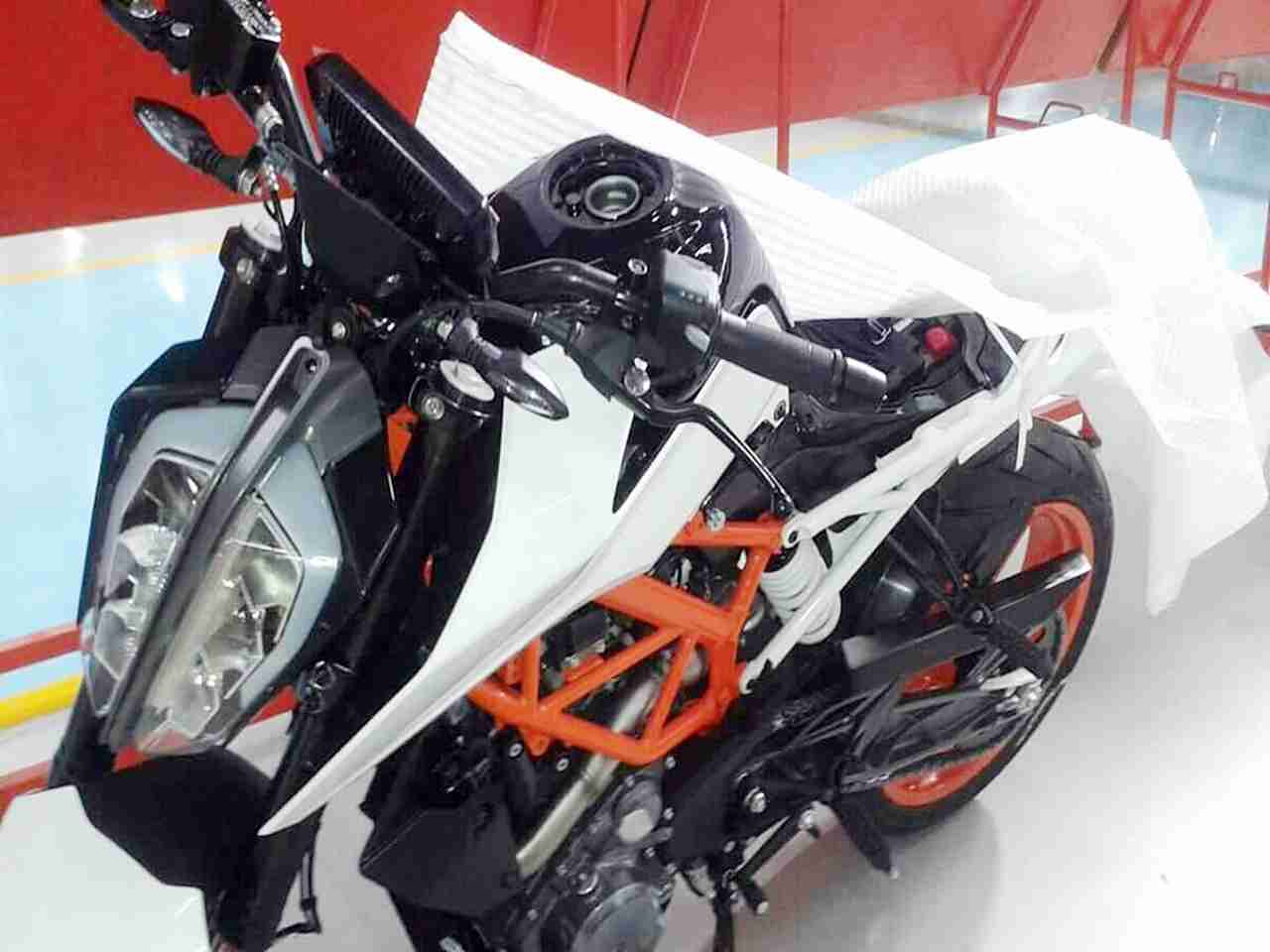 2017 KTM Duke 390 spotted – looks radically different – IAMABIKER