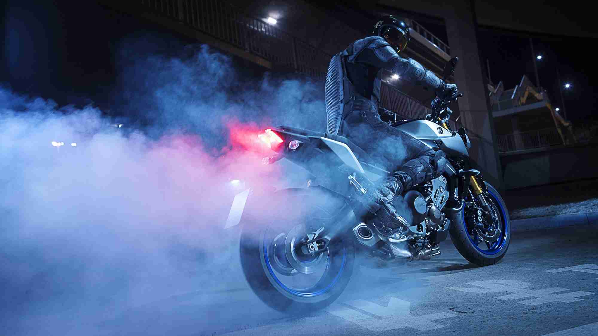 Yamaha MT 09 С байкером