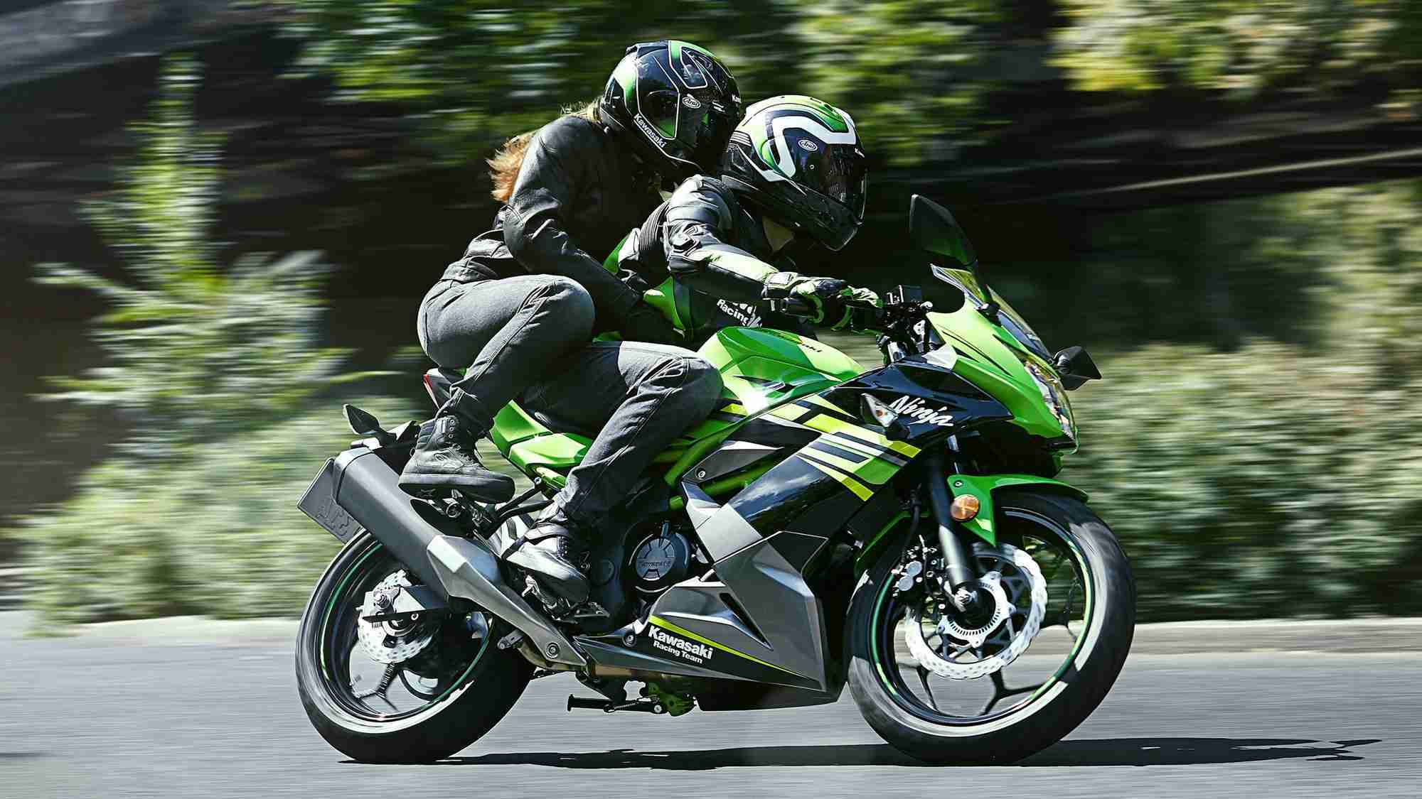 Kawasaki Ninja 300 с девушкой