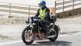Upcoming Triumph Bonneville Bobber-spy shot