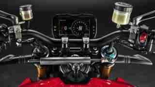 Ducati Streetfighter V4 S handlebars and screen