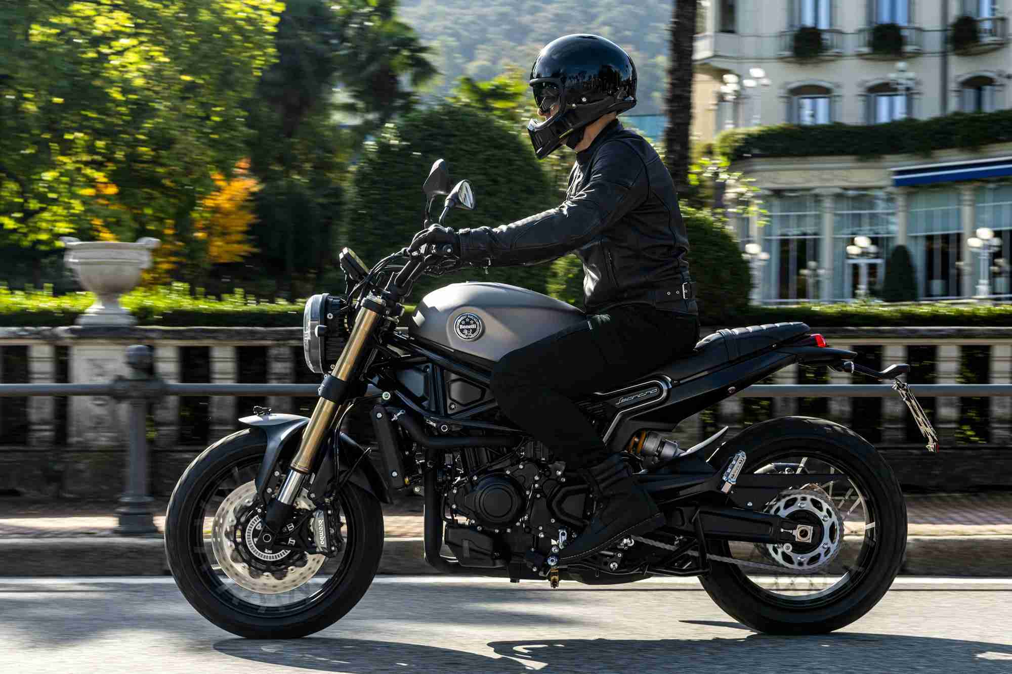 Benelli Leoncino 800 back view