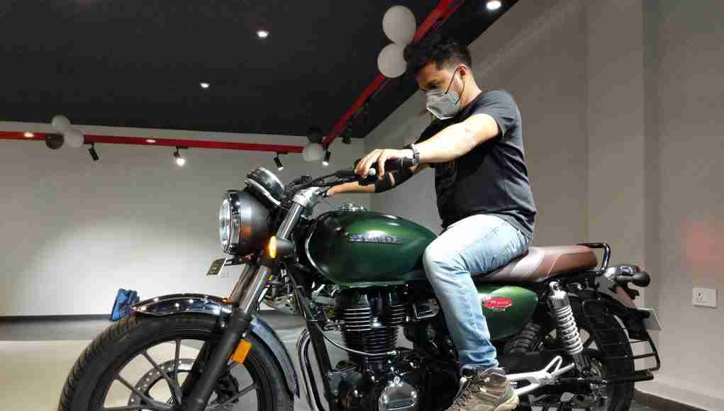 Honda H'ness CB 350 with rider