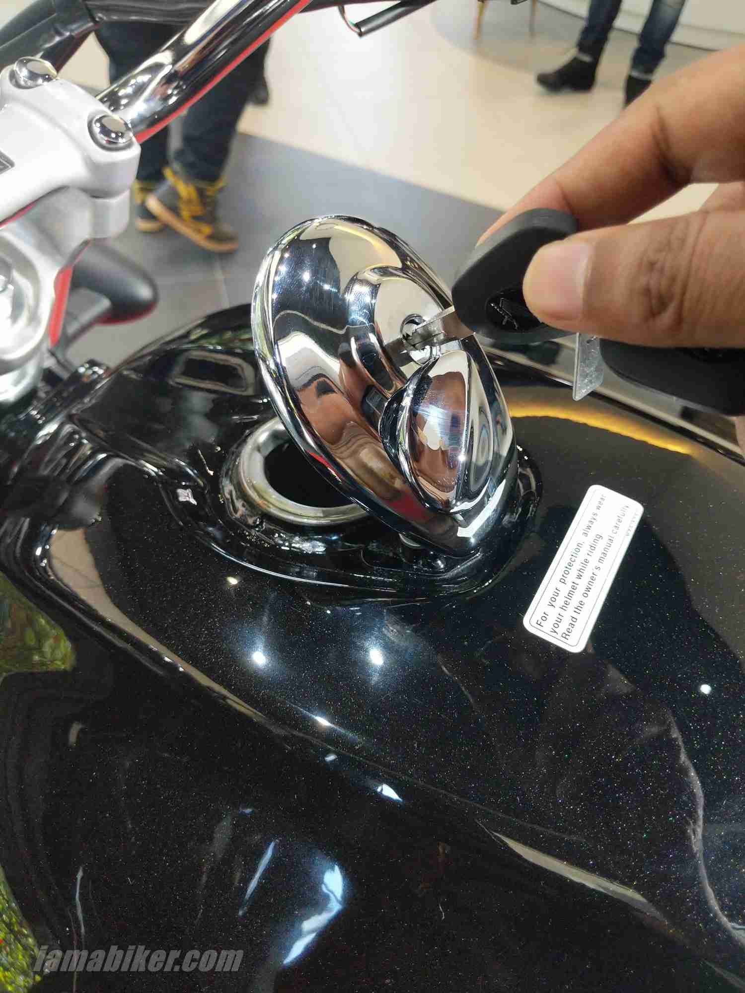 Bajaj avenger sales fuel tank cover