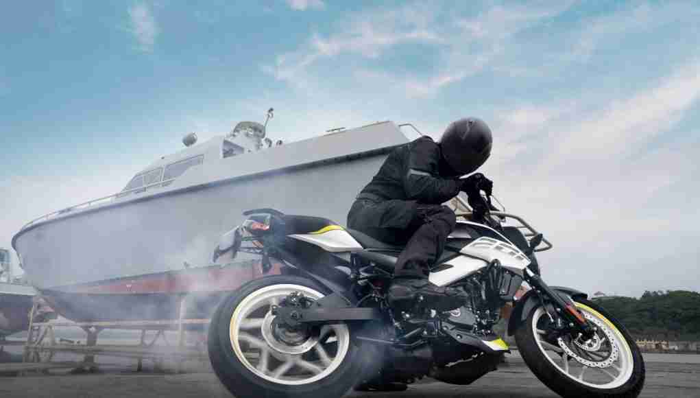 Bajaj Pulsar NS200 Metallic Pearl White