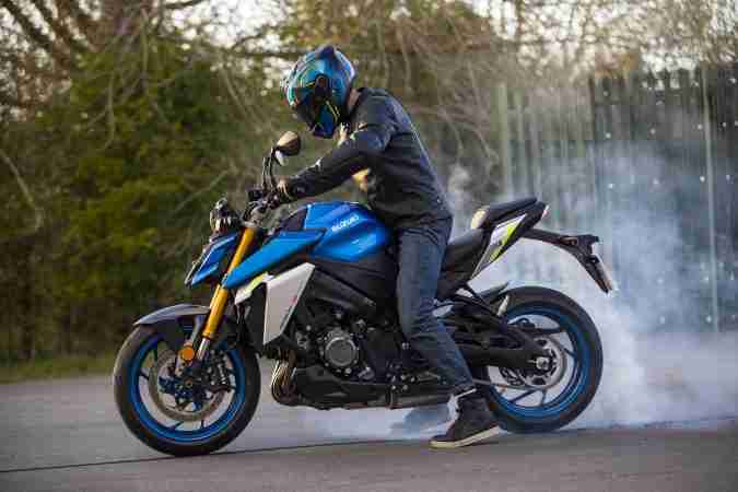 Suzuki GSX-S1000 burn out