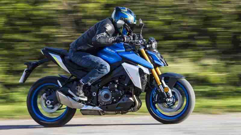 Suzuki GSX-S1000 riding