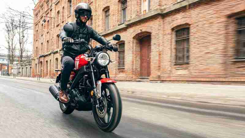 2021 Yamaha XSR125 riding front view
