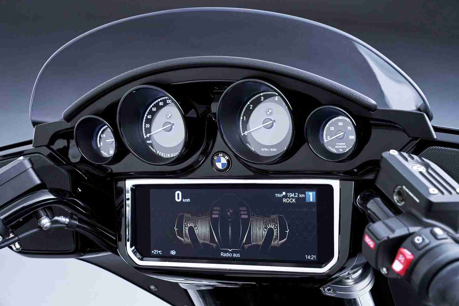 BMW-R-18-B-cockpit-tft-screen.jpg