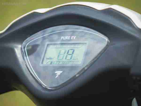 PURE EV Etrance Neo HD display screen with speedometer and range