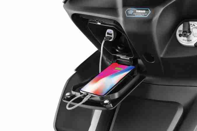 Yamaha AEROX 155 charging port