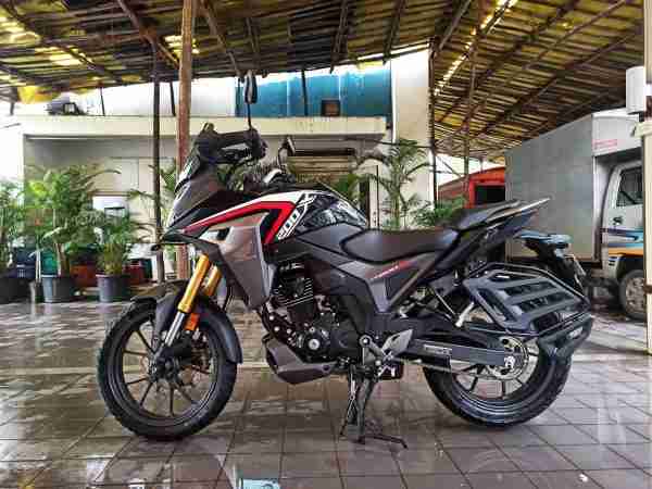 Honda CB200X Black left side view