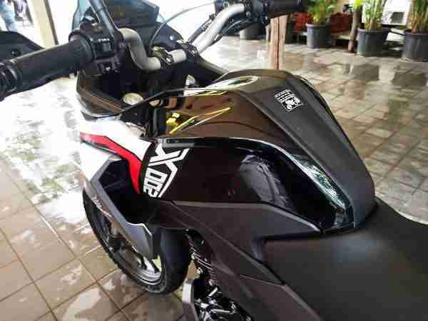 Honda CB200X tank