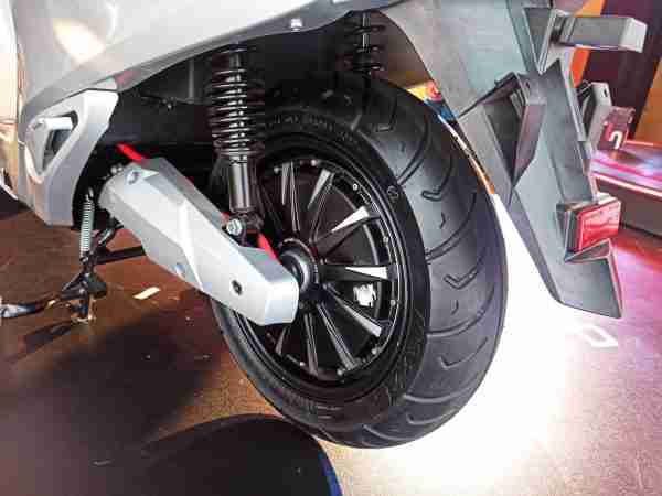 Bounce Infinity E1 electric scooter rear hub motor