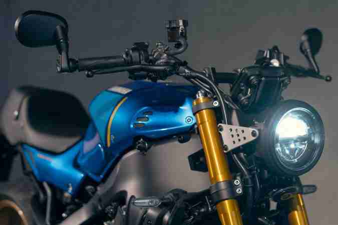 2022 Yamaha XSR900 headlight and handlebar