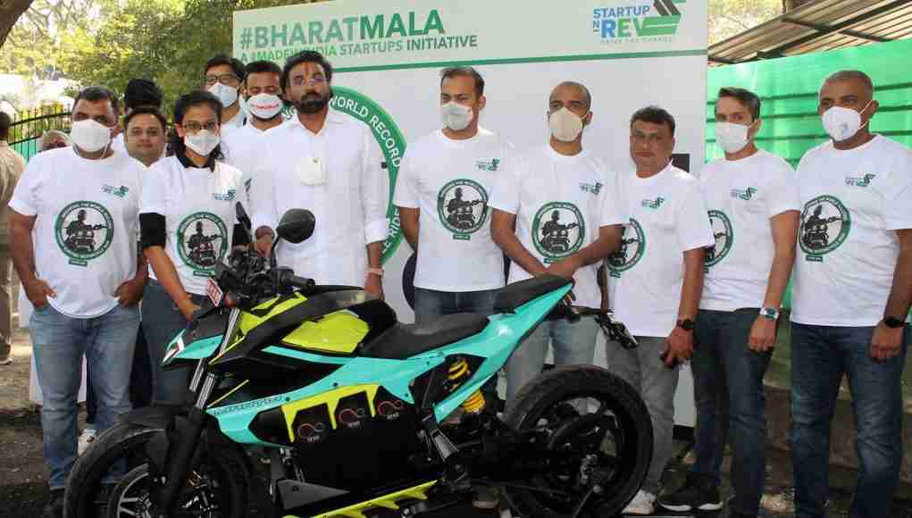 Team StartupnRev along with Shri. Sriramulu, Hon Minister for Tourism at the announcement of Electric BharatMala