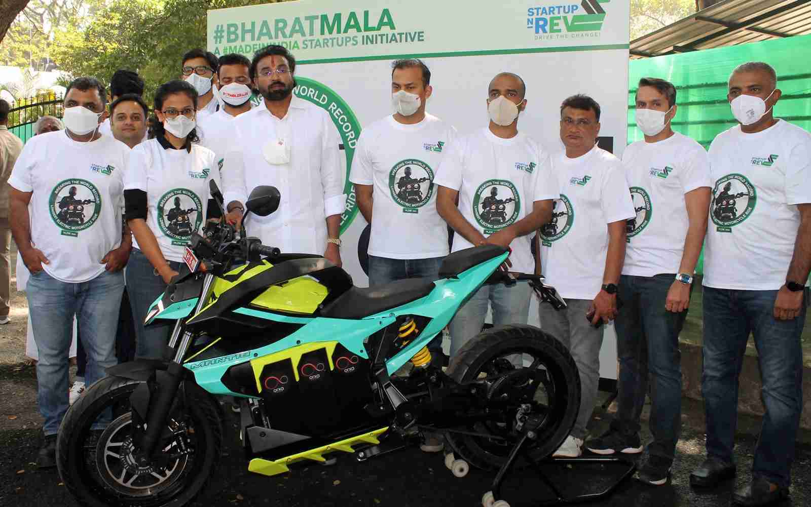 Team StartupnRev along with Shri. Sriramulu, Hon Minister for Tourism at the announcement of Electric BharatMala