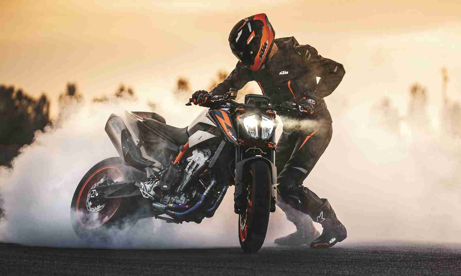 2022 KTM 890 DUKE R burnout