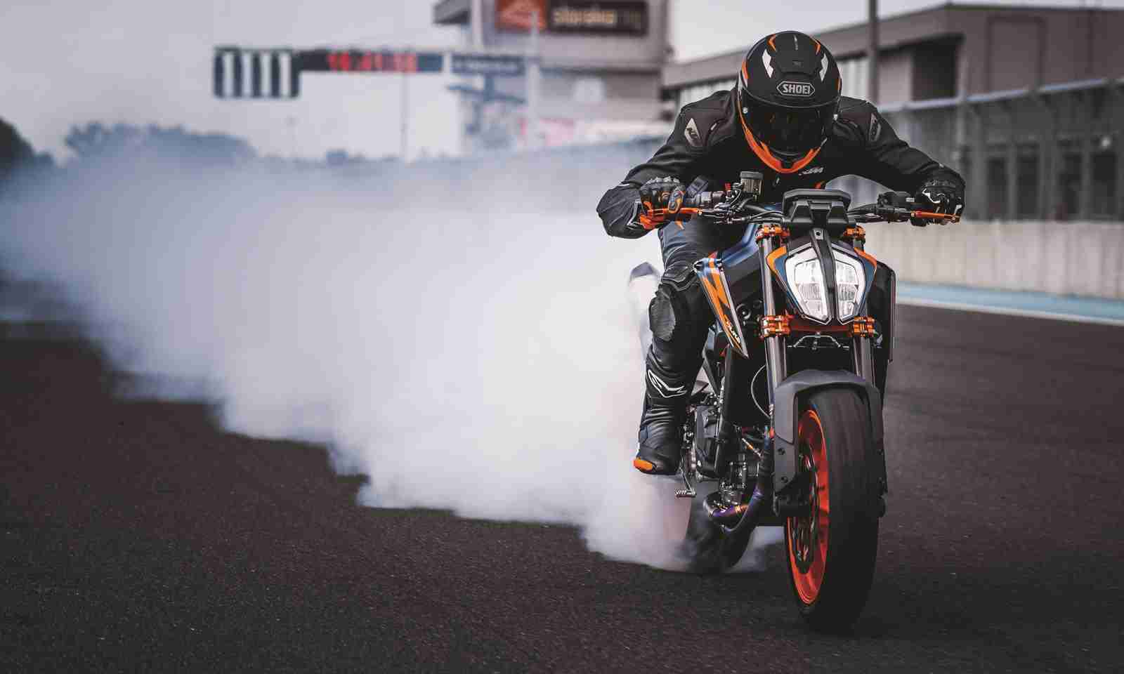 2022 KTM 890 DUKE R2022 KTM 890 DUKE R burnout