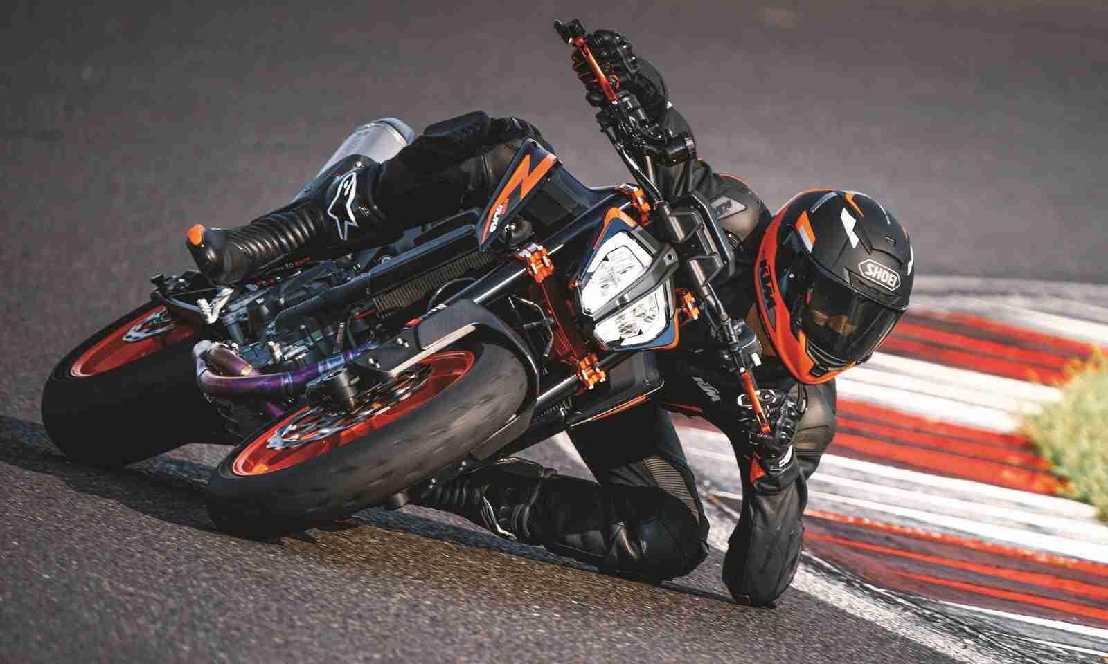 2022 KTM 890 DUKE R elbow down