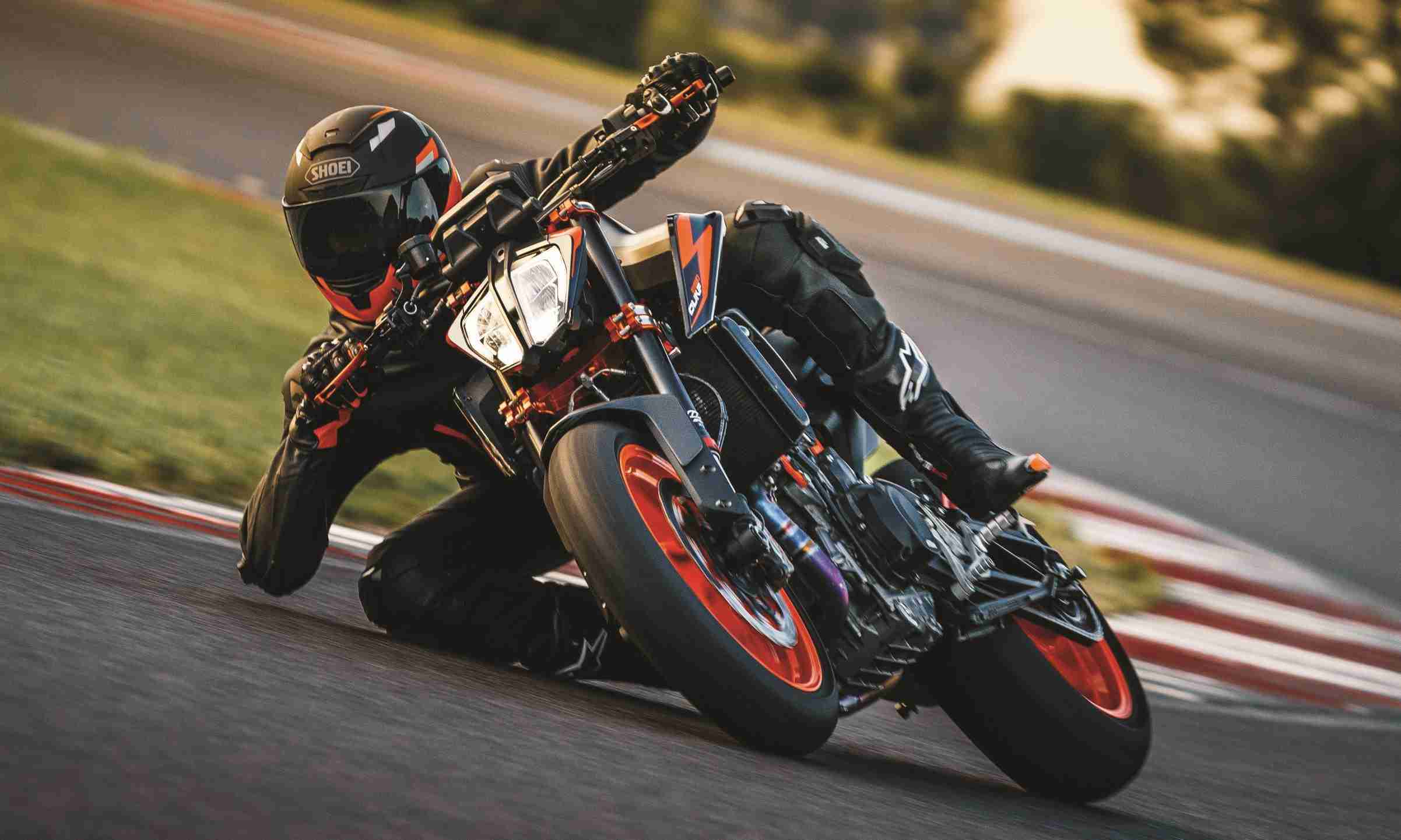 2022 KTM 890 DUKE R elbow down