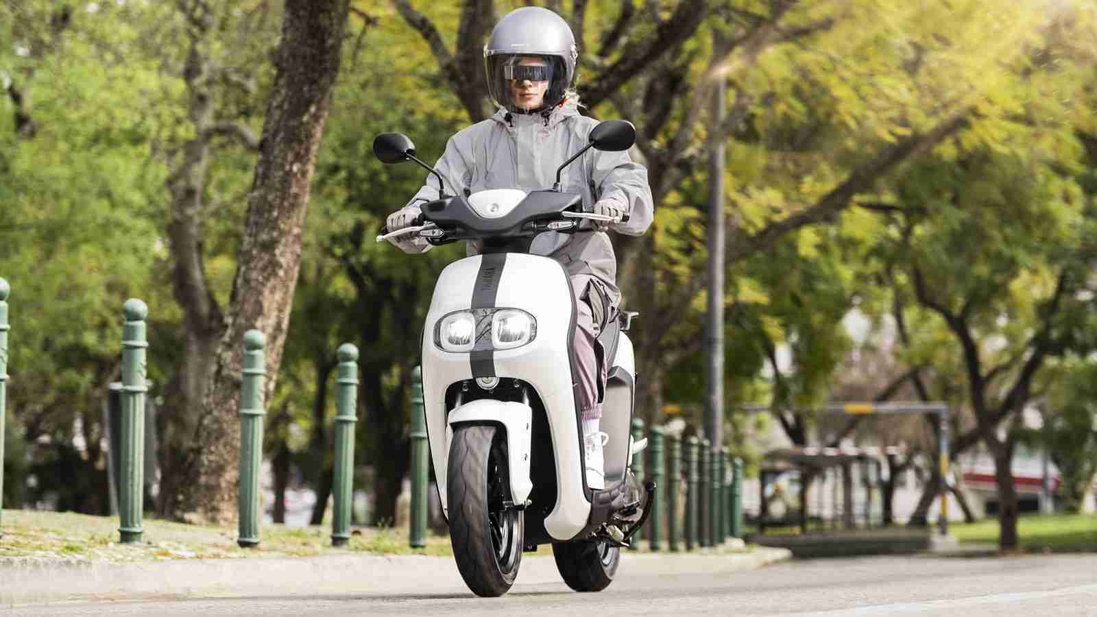 Yamaha electric scooter NEOs