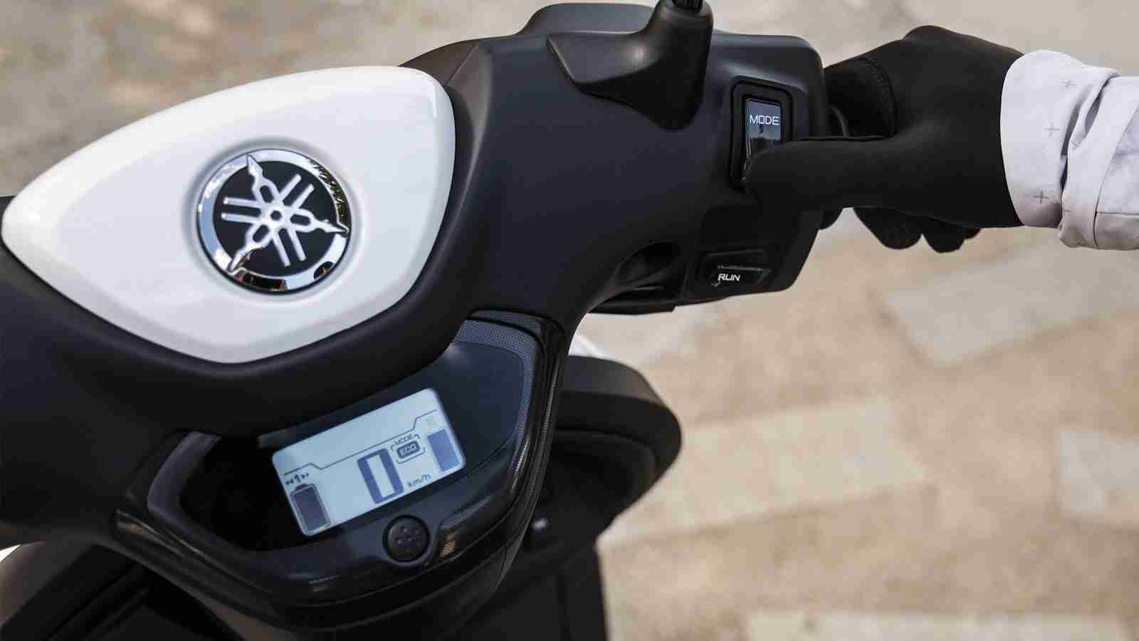 Yamaha electric scooter NEOs console