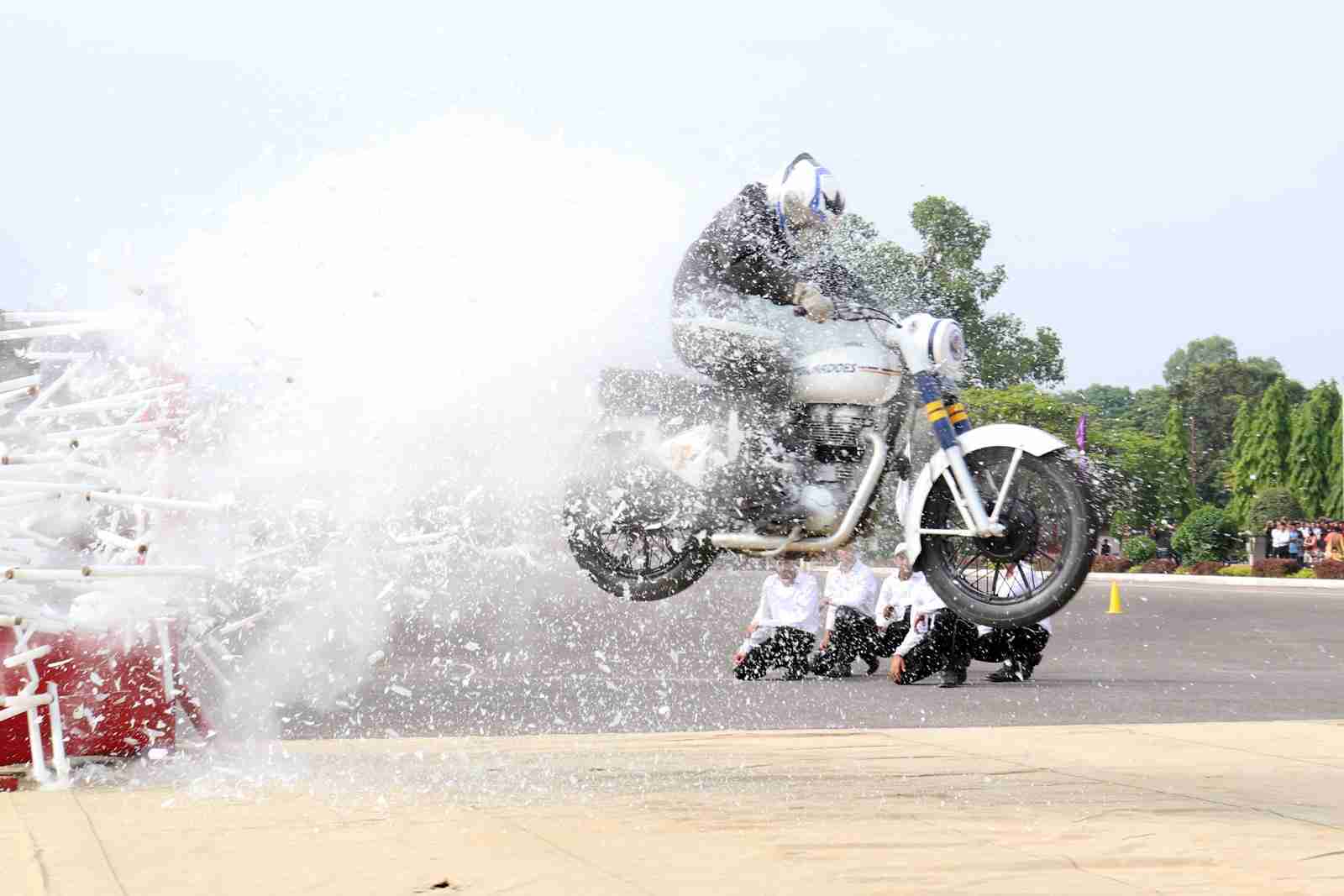 Indian Army Royal Enfield stunts