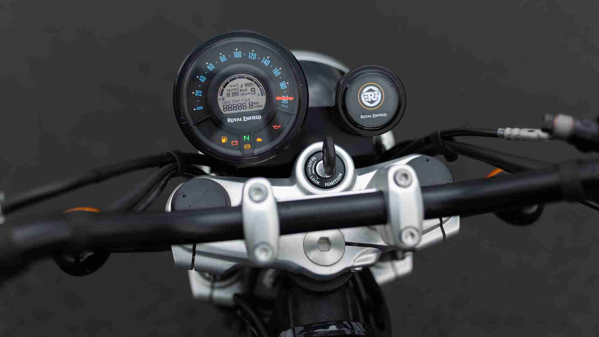 Super Meteor 650 meter console